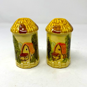 Vintage Barn Scene with Thatched Roof Ceramic‎ Salt and Pepper Shaker Set